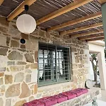 Traditional Maisonette Just 15' From Kalamata