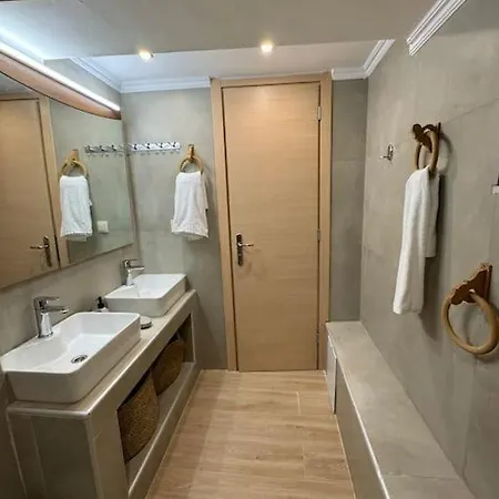 Feriehus Traditional Maisonette Just 15' From Kalamata *