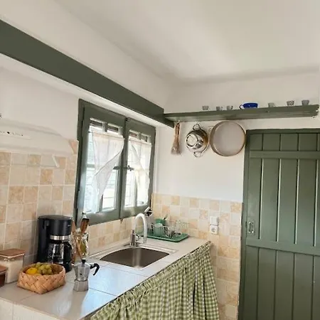 Traditional Maisonette Just 15' From Kalamata Feriehus