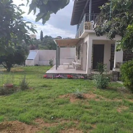 Traditional Maisonette Just 15' From Kalamata Feriehus *