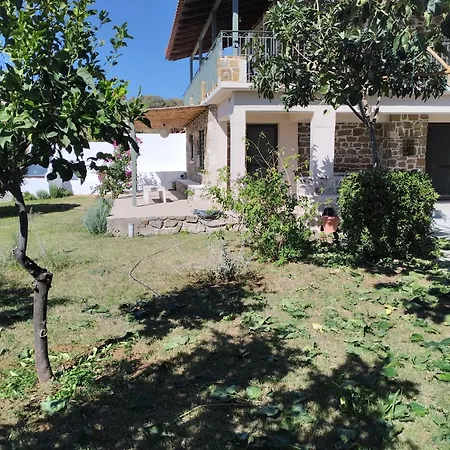 Traditional Maisonette Just 15' From Kalamata Semesterbostad *