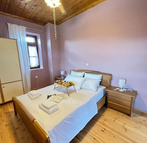 Traditional Maisonette Just 15' From Kalamata