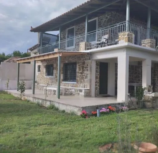 Traditional Maisonette Just 15' From Kalamata Semesterbostad *