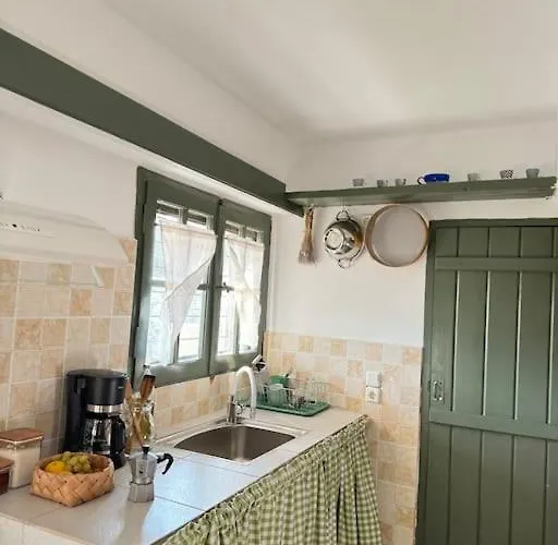 Traditional Maisonette Just 15' From Kalamata Semesterbostad