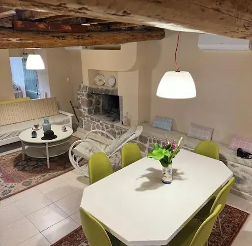 Дом отдыха Traditional Maisonette Just 15' From Kalamata Valira