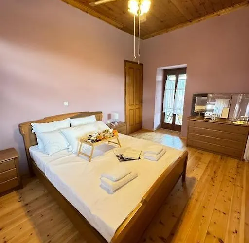 בית נופש Traditional Maisonette Just 15' From Kalamata